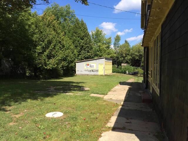 Large yard for your enjoyment! Croquet and dinner outside sounds nice!! Large yard for your enjoyment! Croquet and dinner outside sounds nice!! - RoundtopNorth@Gore - North Creek