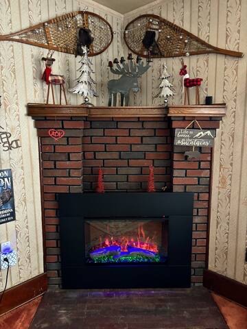 50” TV and an electric fireplace, easy to choose heat settings or just flame colors for ambiance. 50” TV and an electric fireplace, easy to choose heat settings or just flame colors for ambiance. - RoundtopNorth@Gore - North Creek