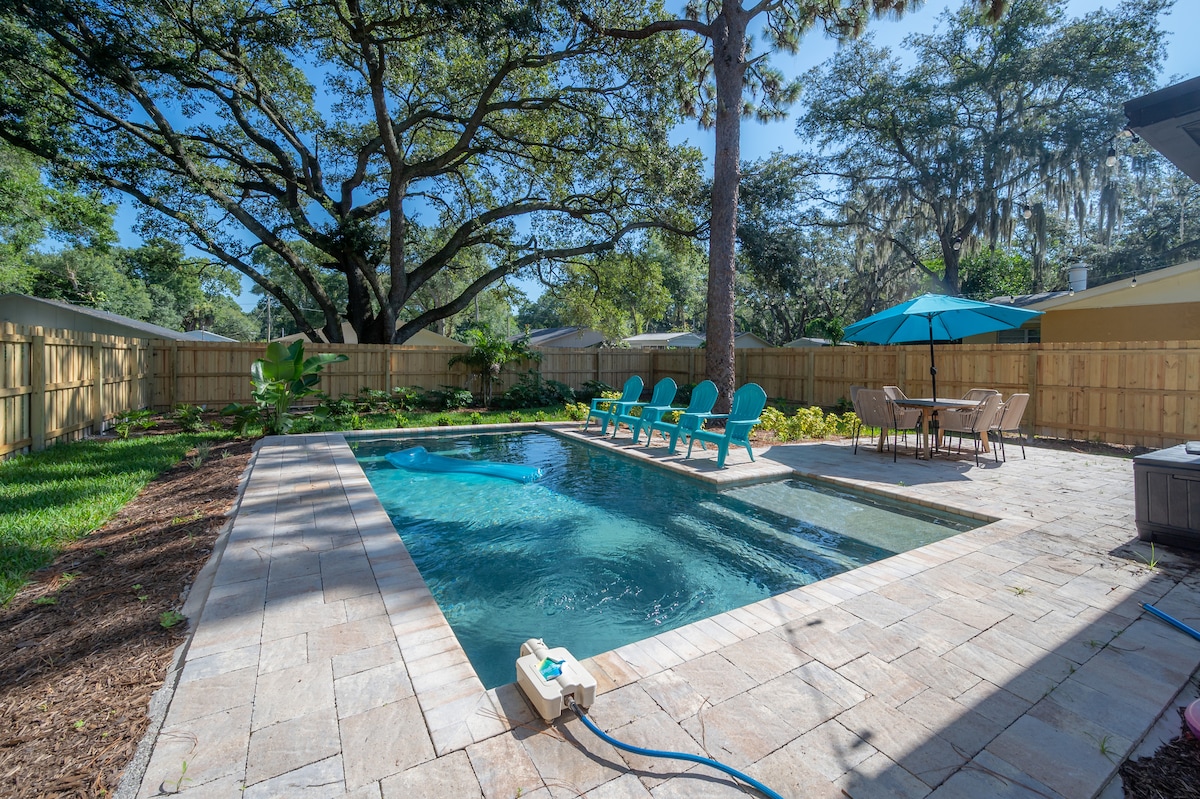 Modern Cozy Cottage- Heated Pool!