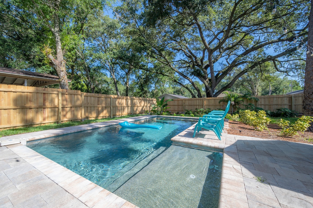 modern-cozy-cottage-heated-pool/