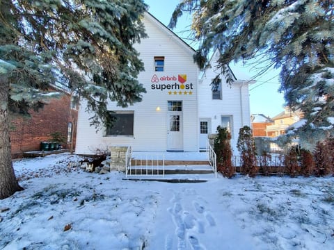 Stylish & Modern House + Near Barrie Beach!