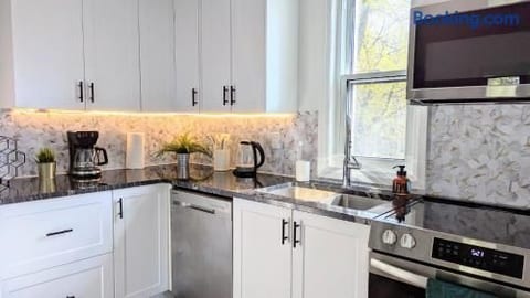Stylish & Modern House + Near Barrie Beach!