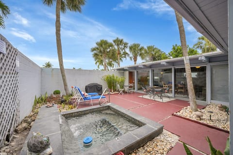 Cool Mid Century Beach Home 5 min walk to Ocean!