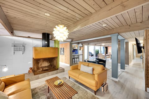 Cool Mid Century Beach Home 5 min walk to Ocean!