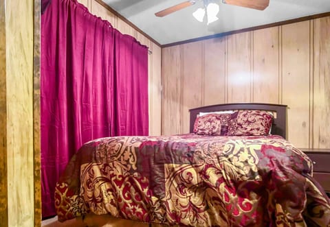 Bedroom with Queen size bed