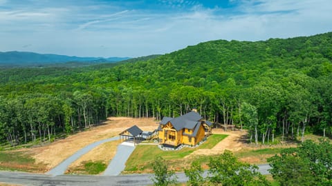 Cozy Mountain Views, Hot Tub, Game Room, Fireplace