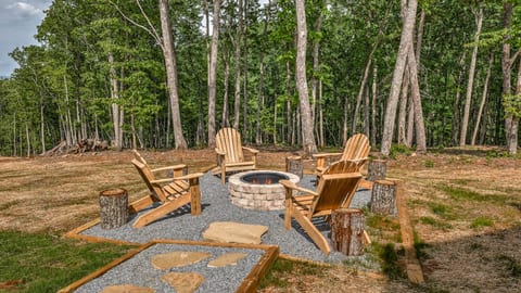 Cozy Mountain Views, Hot Tub, Game Room, Fireplace