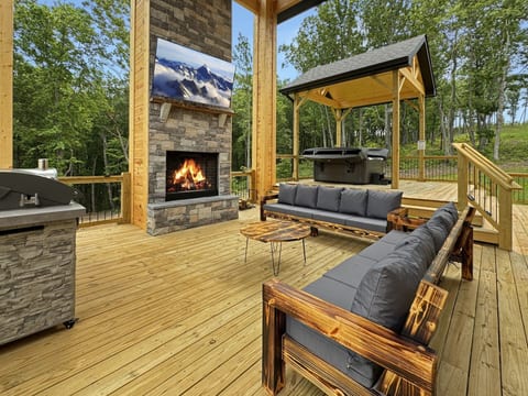 Cozy Mountain Views, Hot Tub, Game Room, Fireplace