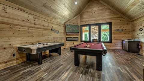 Cozy Mountain Views, Hot Tub, Game Room, Fireplace