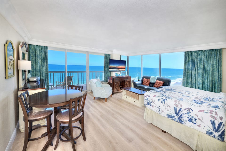 1110 - Oceanfront Corner Studio - Panoramic Views - Daytona Beach