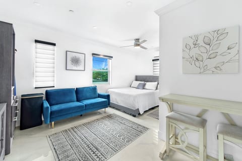 Walk to Beach + Dining, 2BR, King Bed