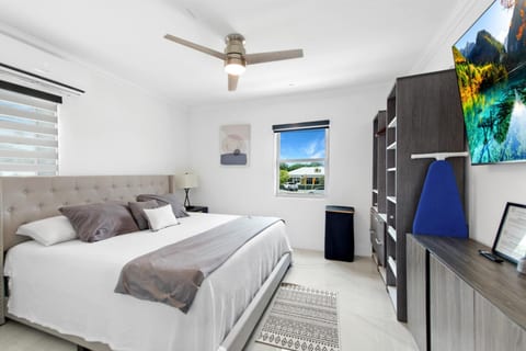 Walk to Beach + Dining, 2BR, King Bed