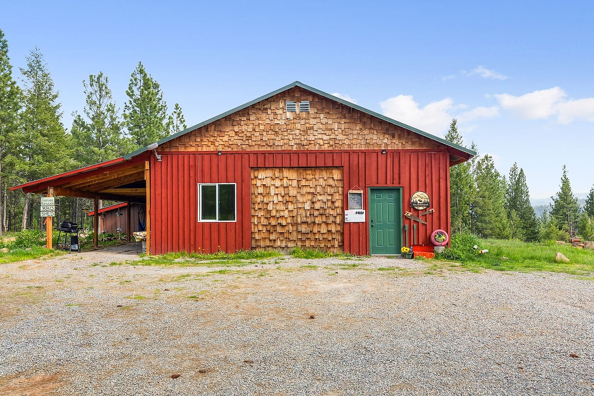 As you pull into the Hohnstead Glamping Cabins Resort, please park at the Commons Area Lounge.  Inside you'll find a full kitchen, WiFi, AC power, books, games, extra blankets as well as dining/lounge/co-working spaces among all 5 of our cabins.  