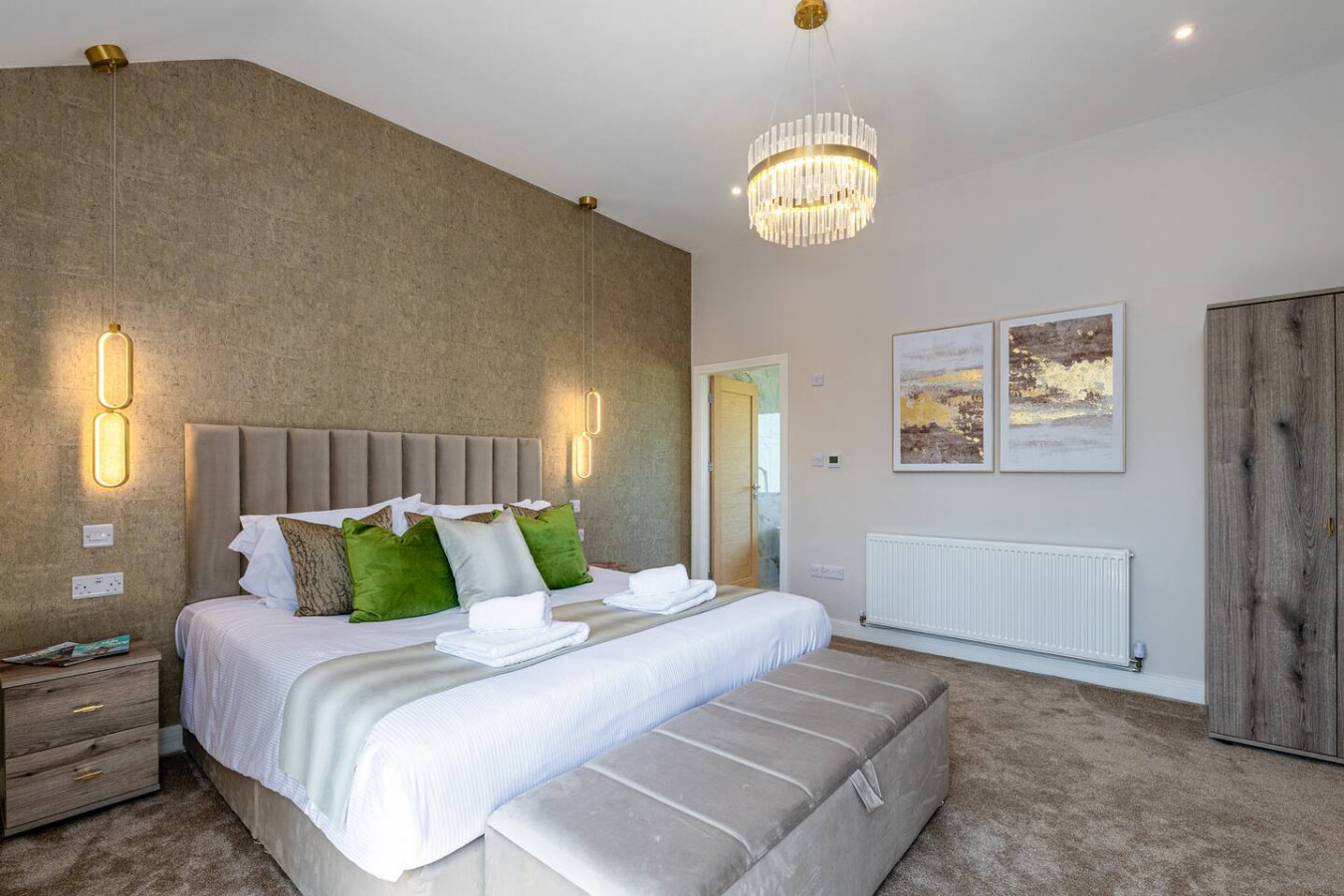 Luxe Escape: Hot Tub, Games Room and 10 min to Sea - Tregaian