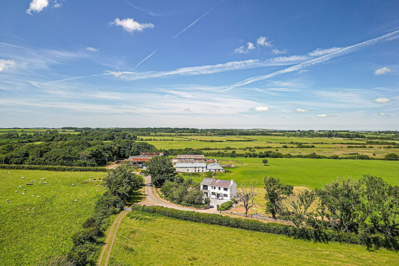 Luxe Escape: Hot Tub, Games Room and 10 min to Sea - Tregaian