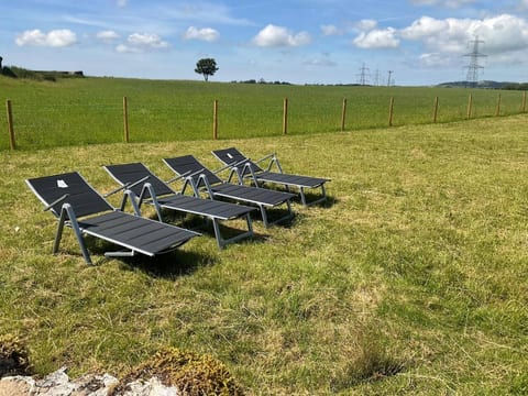 Luxe Escape: Hot Tub, Games Room and 10 min to Sea