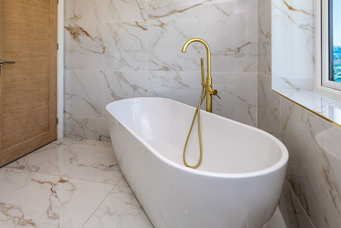 Luxe Escape: Hot Tub, Games Room and 10 min to Sea - Tregaian