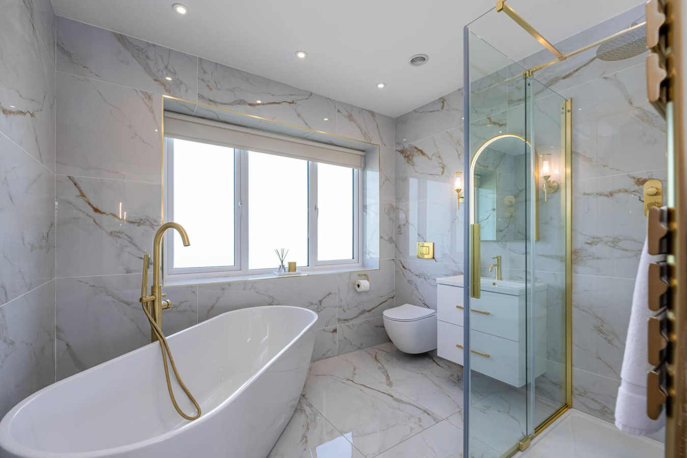 Luxe Escape: Hot Tub, Games Room and 10 min to Sea - Tregaian