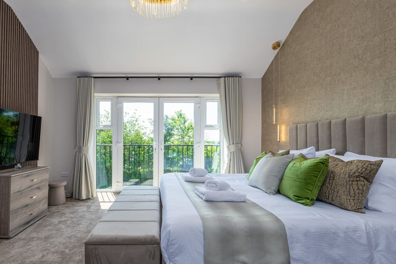 Luxe Escape: Hot Tub, Games Room and 10 min to Sea - Tregaian