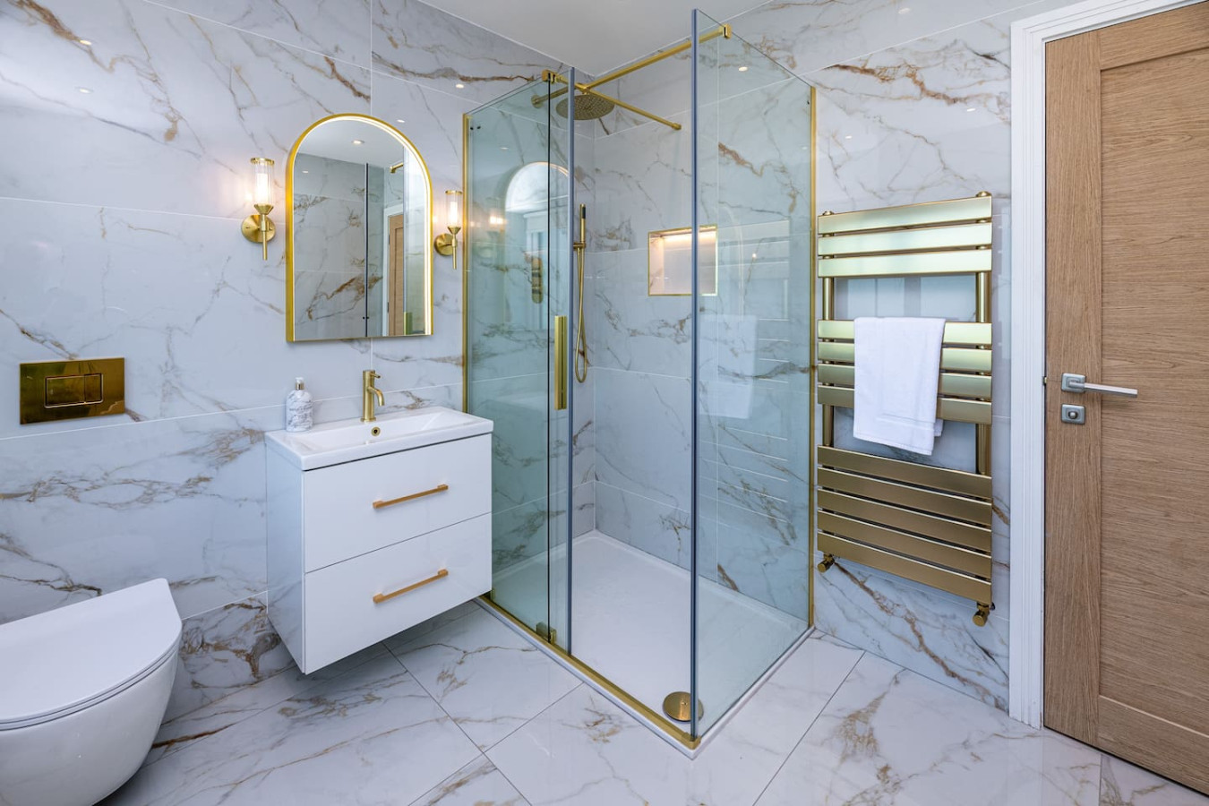 Luxe Escape: Hot Tub, Games Room and 10 min to Sea - Tregaian