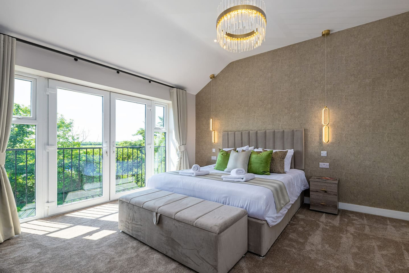 Luxe Escape: Hot Tub, Games Room and 10 min to Sea - Tregaian