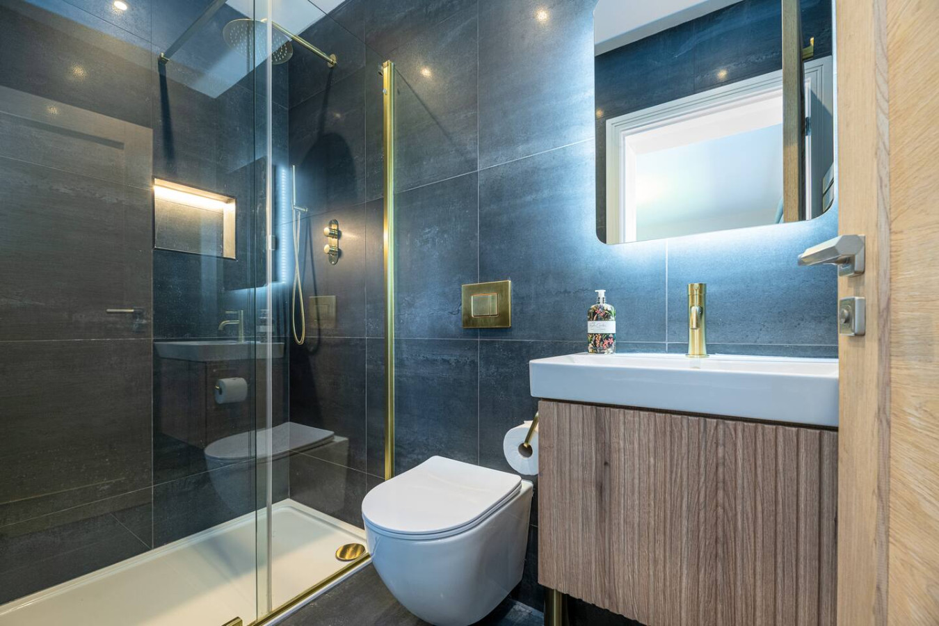 Luxe Escape: Hot Tub, Games Room and 10 min to Sea - Tregaian