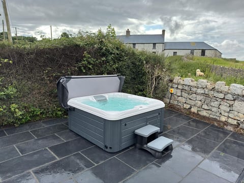 Luxe Escape: Hot Tub, Games Room and 10 min to Sea