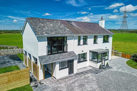 Luxe Escape: Hot Tub, Games Room and 10 min to Sea