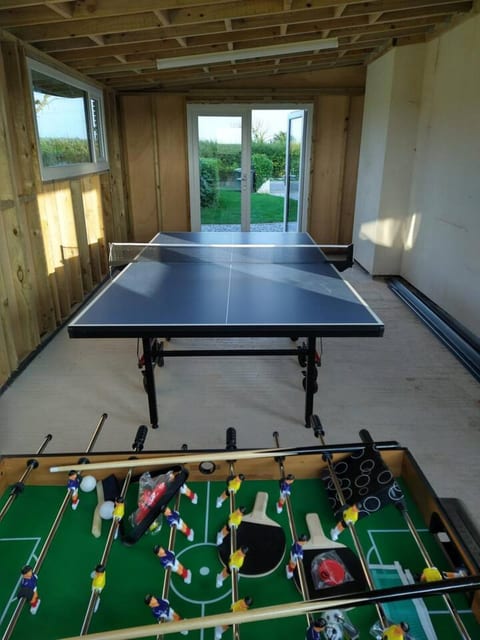 Luxe Escape: Hot Tub, Games Room and 10 min to Sea