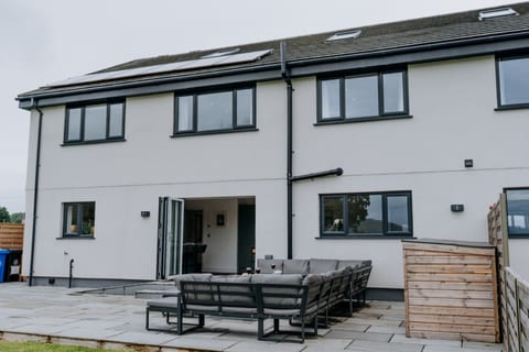 Clifton House - Modern Country Escape for 12 Guests - Rural Setting