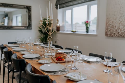 Clifton House - Modern Country Escape for 12 Guests - Rural Setting