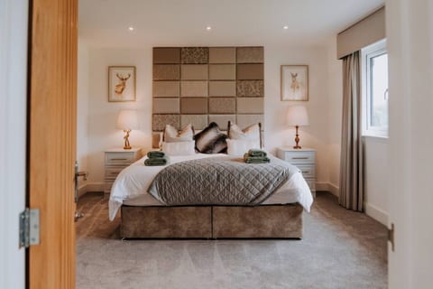 Clifton House - Modern Country Escape for 12 Guests - Rural Setting