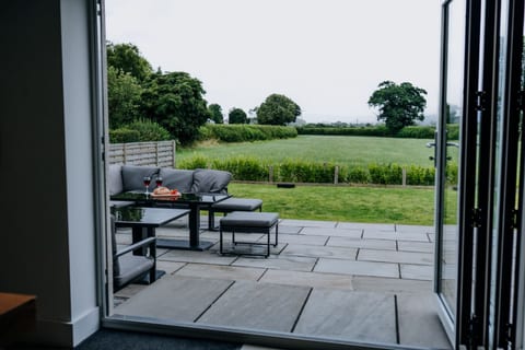 Clifton House - Modern Country Escape for 12 Guests - Rural Setting