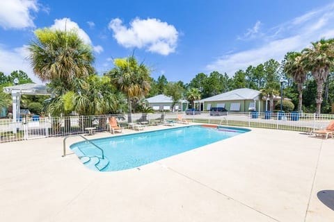 Beach Breeze Cottage--cheerful and cozy! Memories!