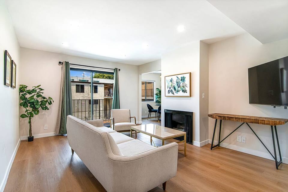 Stylish 1BR Near Universal Studios with Parking - Los Angeles