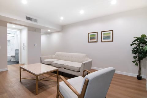 Stylish 1BR Near Universal Studios with Parking