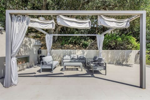 Hillside Luxury Villa: Heated Pool, Rooftop Lounge, Game Room