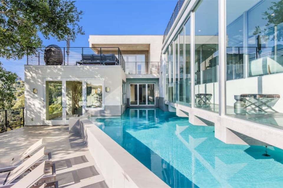 Hillside Luxury Villa: Heated Pool, Rooftop Lounge, Game Room - Beverly Hills