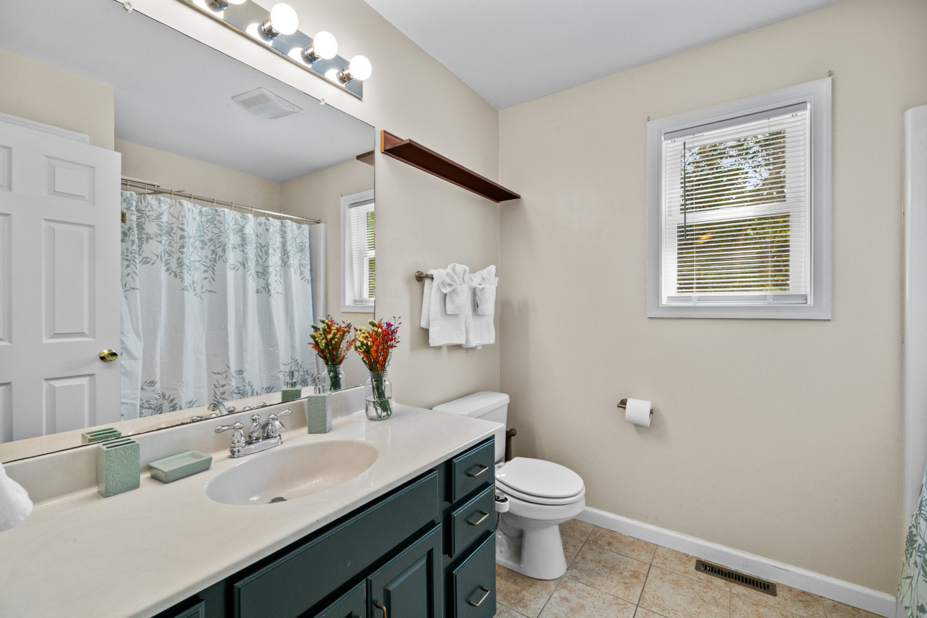 The perfect second full bathroom—functional, fresh, and ready to use.