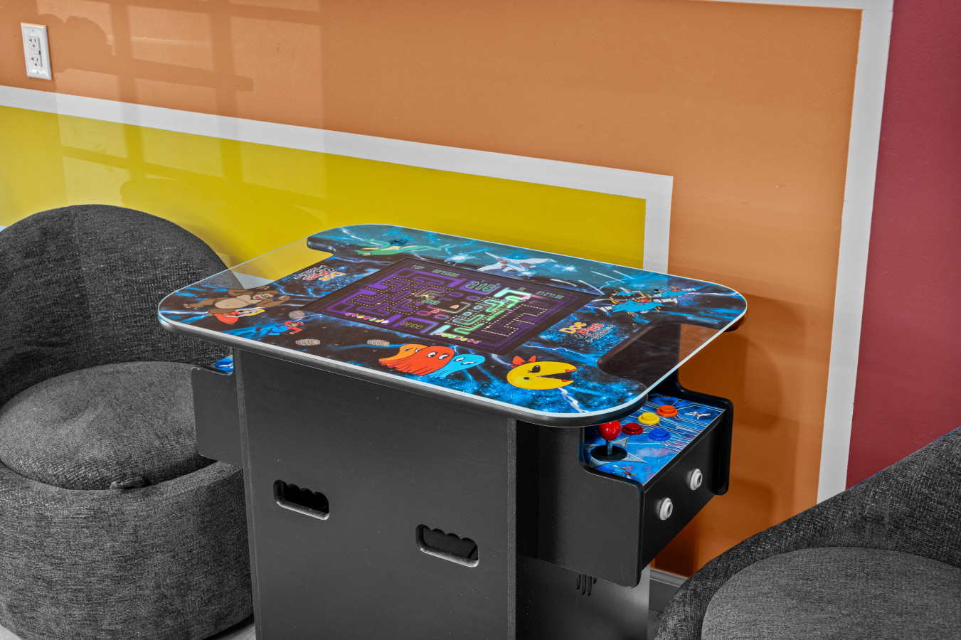 Classic fun in a compact form 🎮 Grab a seat and challenge your friends at the tabletop arcade!