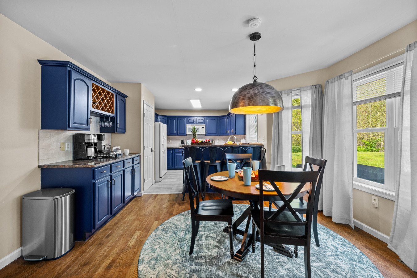 Another cozy spot to sip and relax—4 extra seats by the coffee corner, perfect for gathering or unwinding.