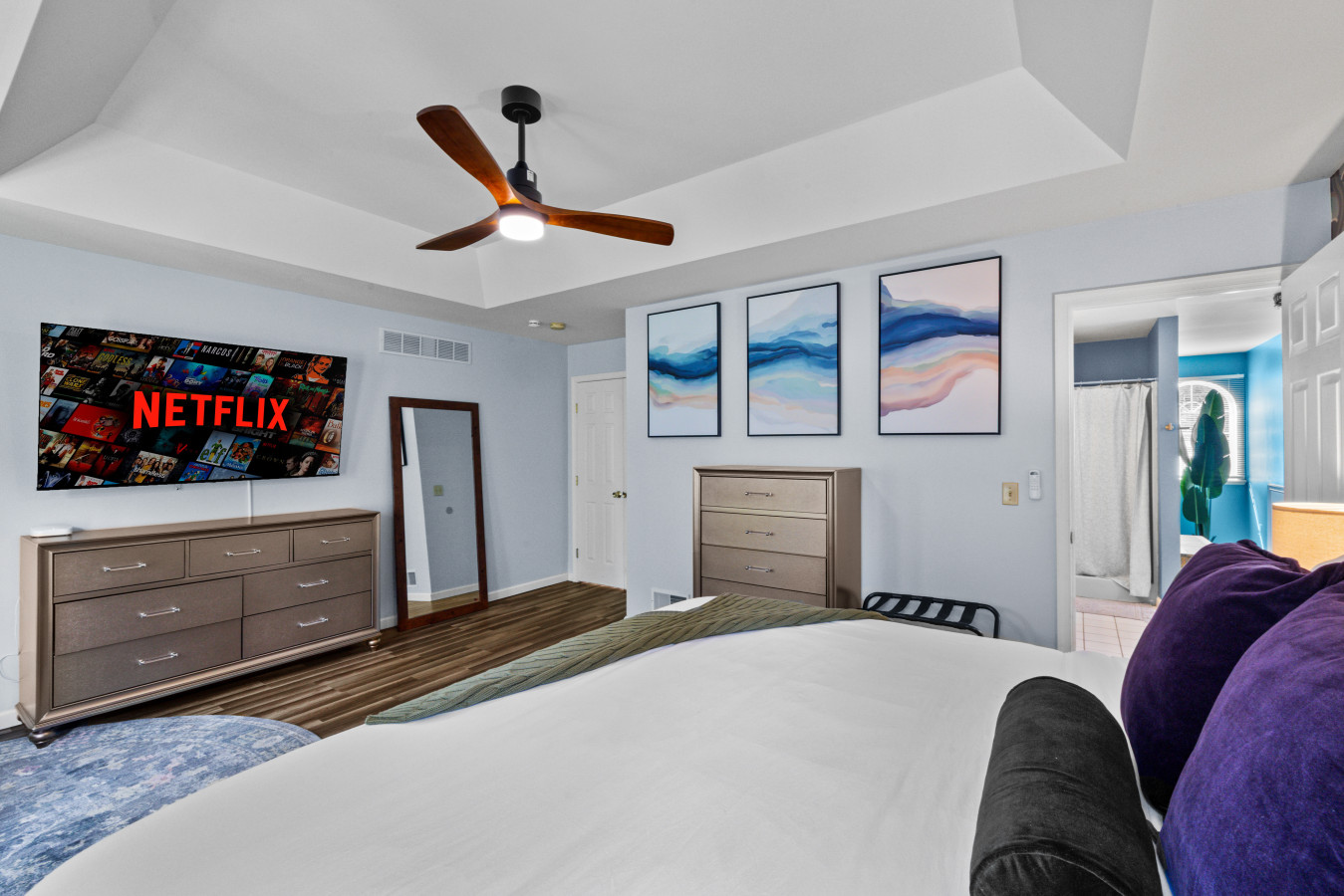 Comes with a smart TV and convenient drawers to store your clothes and belongings.