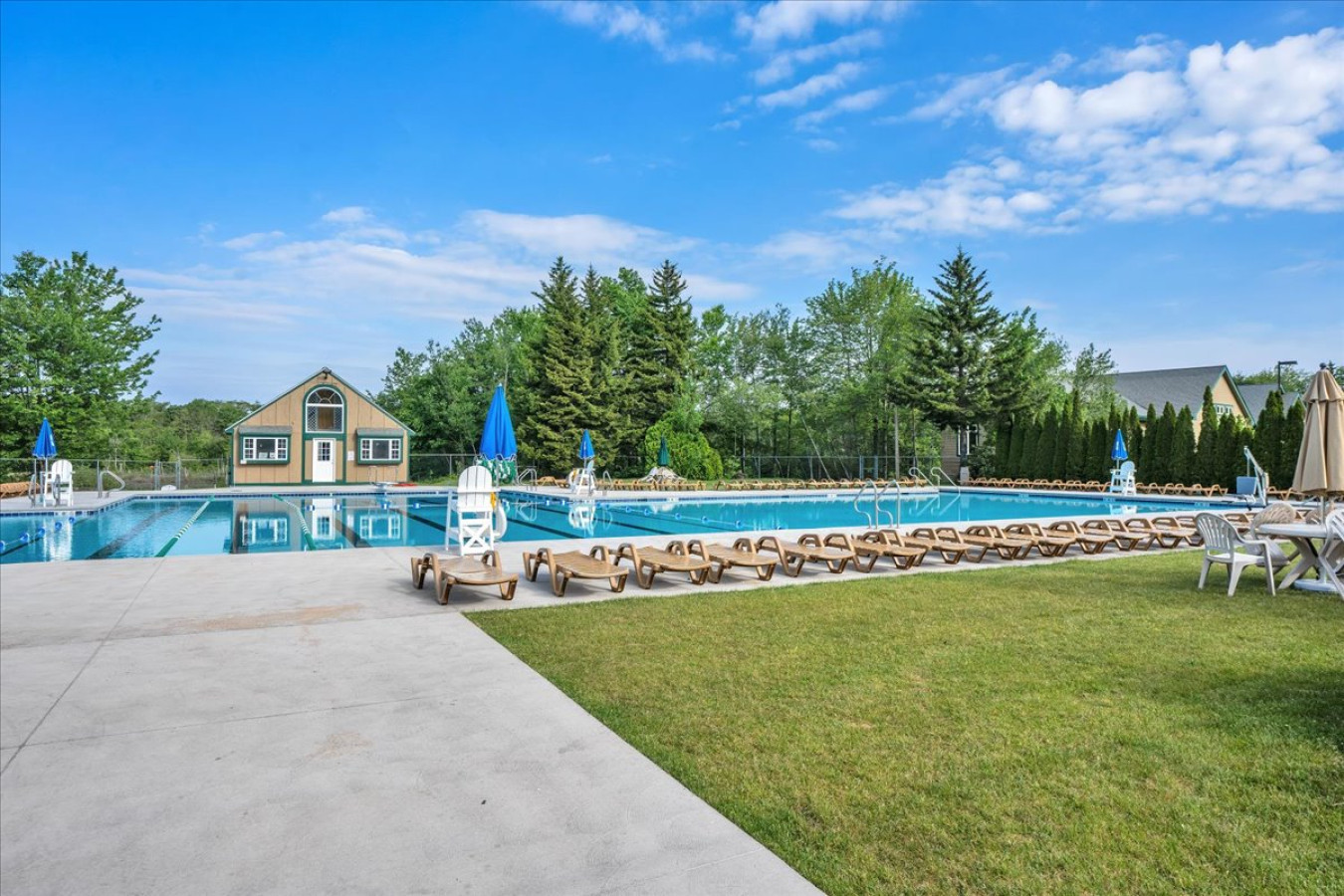 Community Pool Access: You’ll receive 6 paid amenity passes for pool entry. Additional guests beyond 6 will incur a fee. Please check the listing description for more details.