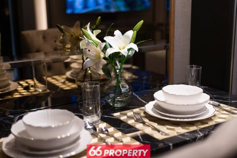 1BR Luxury Condo by Night Bazaar. Pool and Markets