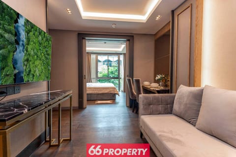 1BR Luxury Condo by Night Bazaar. Pool and Markets
