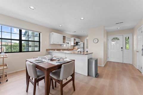 🍽 Share meals at the four-person dining table or pull up a stool to the breakfast bar—plenty of seating for everyone to dine or gather.