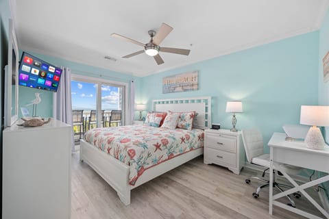 Wake up in this bedroom with the same spectacular view!