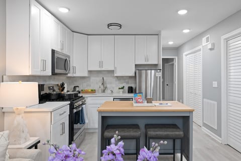 Modern Condo with Private Porch | Mins to NYC