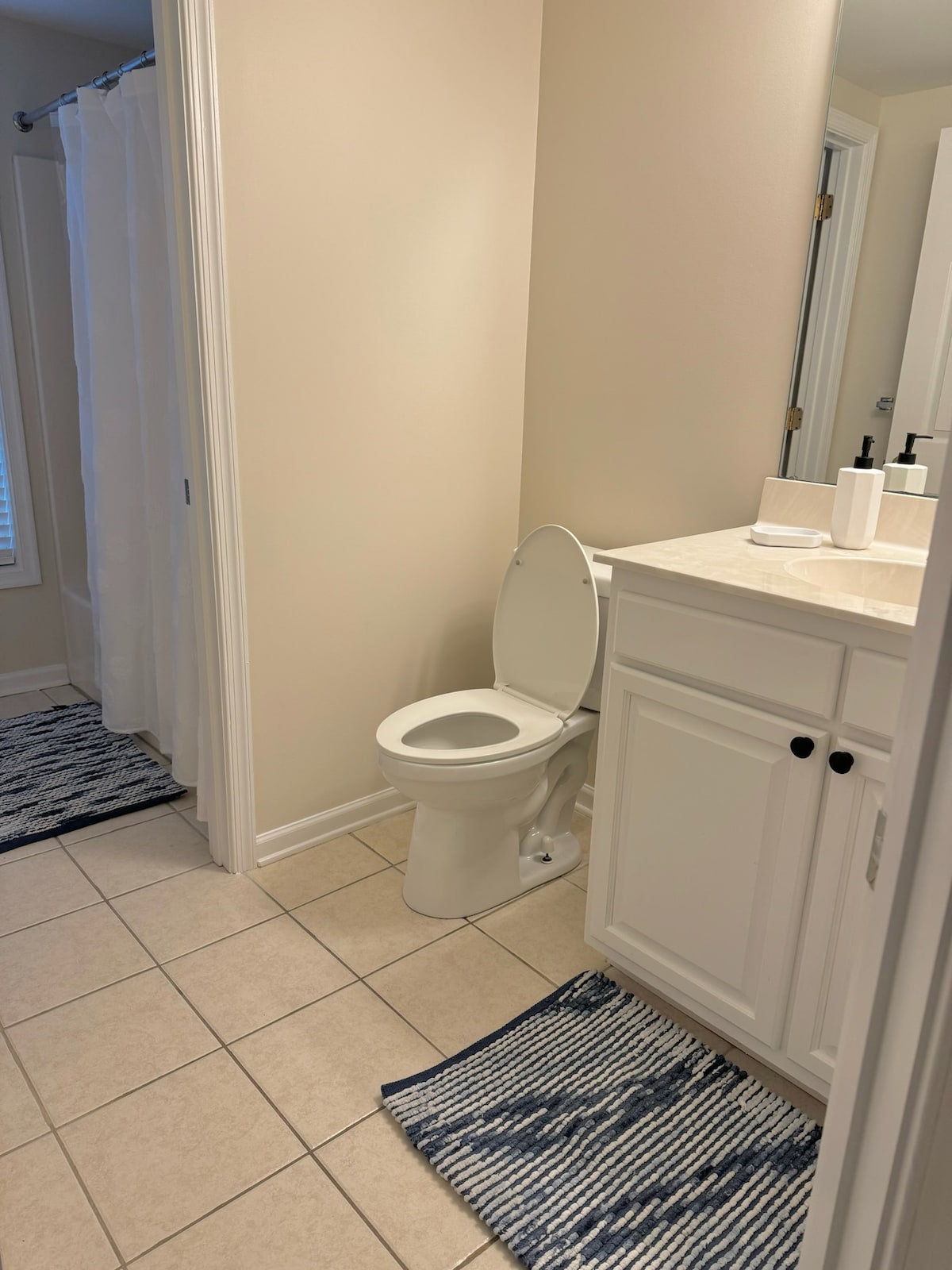 spacious-private-2br-2ba-pool-garage-central/