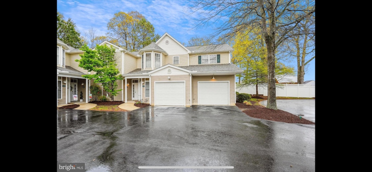 spacious-private-2br-2ba-pool-garage-central/